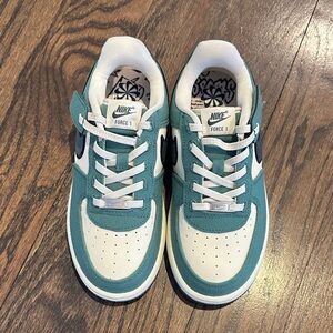 NEW AF1 Nike Kids Sneakers in Green and Cream